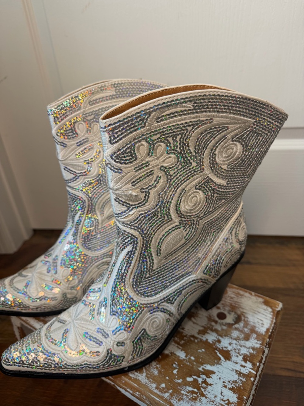 Helen’s Heart Sparkly Western Cowboy Boots White Sequin Embroidered size 10 - Picture 2 of 11